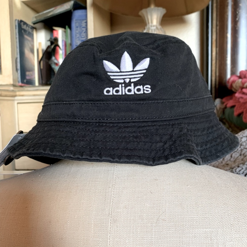 NWT Unisex Adidas bucket cap